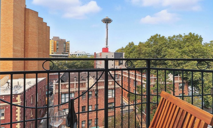 Belltown House | Space Needle Views from Sofa – Walking Distance to Everywhere in DT Seattle