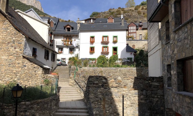 Sallent de Gallego Apartment | Spacious and comfortable apartment in a pedestrian plaza