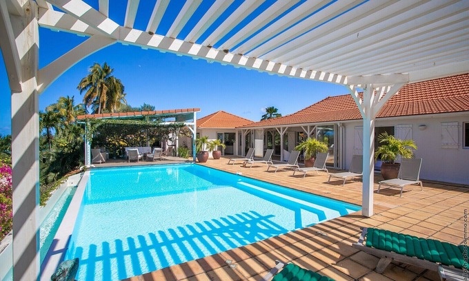 Le Francois Villa | Spacieuse Villa de Luxe de 5 Chambres Avec Piscine Privée et vue mer