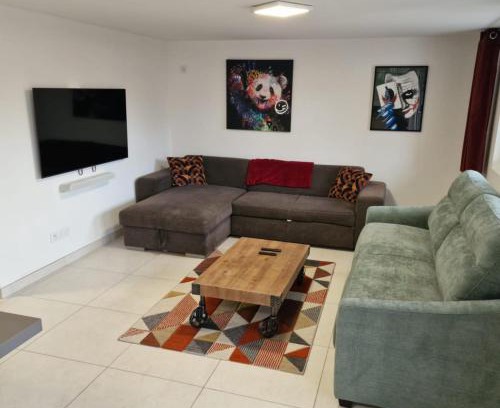 Grezieu-la-Varenne Apartment | Spacieux et Calme avec parking gratuit