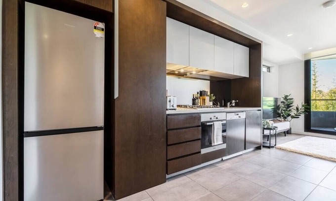 Abbotsford Apartment | Spacious 1 bedroom apartment with Car Park