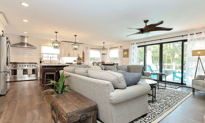 Lake Geneva House | Spacious 14 Guest Home in Lake Geneva – Downtown Getaway