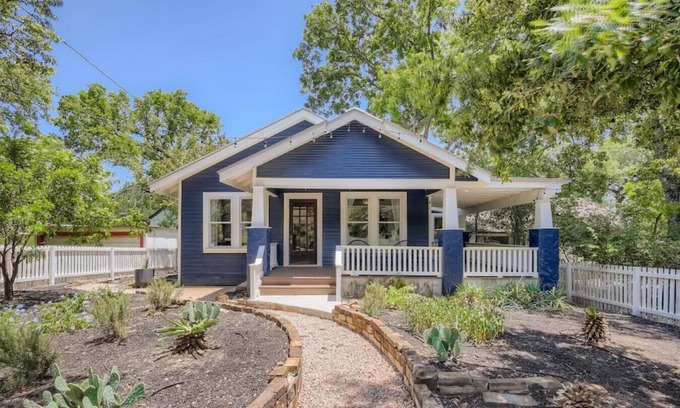 Travis Heights House | Spacious 2/2 Home Prime Location Mins to DT/SOCO & SXSW Top Spots