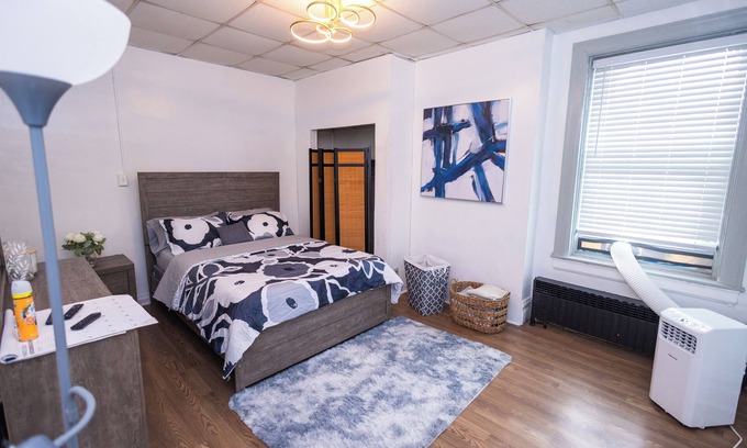Pittsburgh Apartment | Spacious 2 BDR 10 minutes from Downtown! Pet Friendly, Free Wifi and Parking