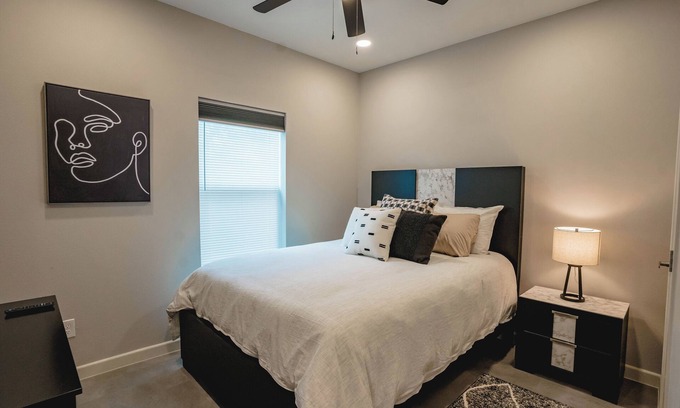 McAllen Apartment | Spacious 2 bed 2 bath apt in Mcallen Downtown Area -Near Plaza Mall