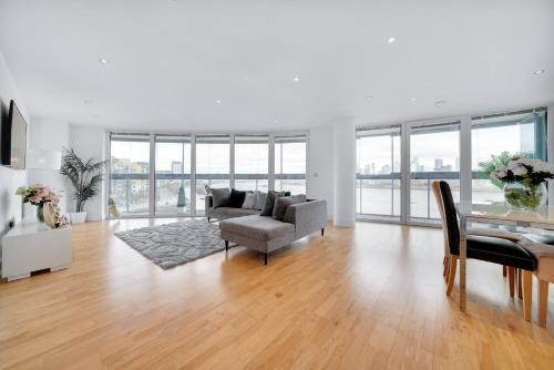 Greenwich West Apartment | Spacious 2-Bed 2-Bath Apartment with River Views - Greenwich London Ideal for Business Leisure & Long Stays