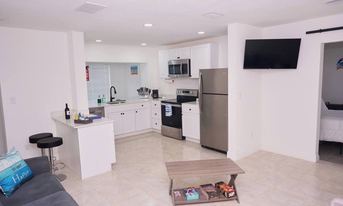 Ortona North Apartment | Spacious 2 bedroom with Oceanview across the Beach