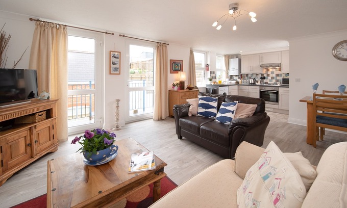 Mortehoe Apartment | Spacious 2 bedroom apartment within walking distance of Woolacombe beach, complete with own parking