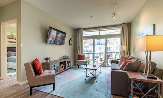 Belltown Condo | Spacious 2 Bedroom Condo with Pool!