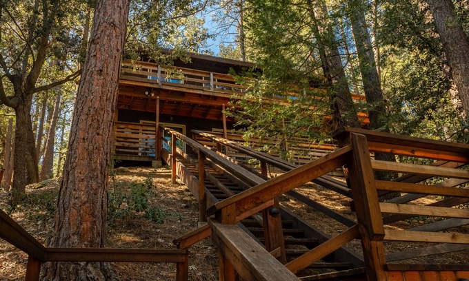 Pine Cove Cabin | Spacious 2 story cabin - King Beds, Treetop views, 5 minutes to town