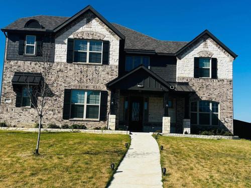 Sunnyvale House | Spacious 2Bedroom w Fireplace Sleeps 4 Bbq Lake