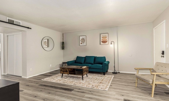 Tempe Apartment | Spacious 2BR in Tempe—5 mins to ASU, Mill Ave & Town Lake! Sleeps 6 with king & full beds, vaulted ceilings, luxe bath, modern kitchen. Enjoy resort-style pools, gym & more!
