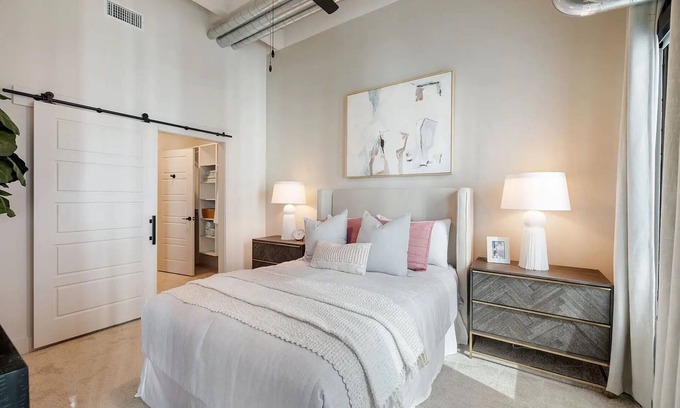 Downtown Houston Apartment | Spacious 2BR Luxury Home @ Walkable to Downtown Skyline Views