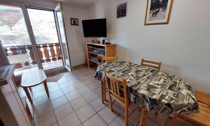 Mont-de-Lans Apartment | Spacious 2P with balcony, close to slopes, pets allowed