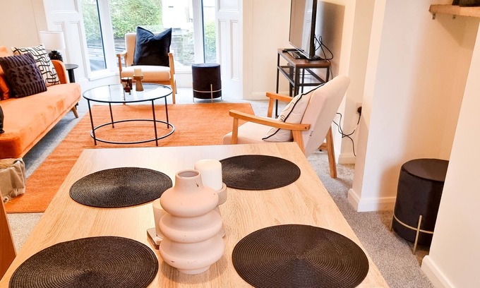 Castle House | Spacious 3 Bed Home in the heart of Swansea