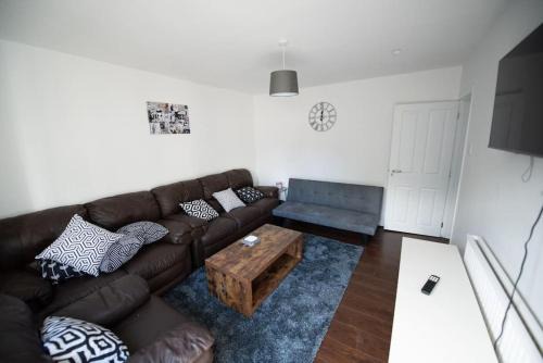 Heaton Norris Apartment | Spacious 3 Bed Home Manchester Airport Free Parking Sleeps 10