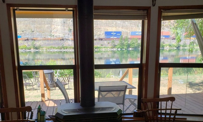 Troy House | Spacious 3+ bedroom 2 bath home located on the Kootenai River near Troy.