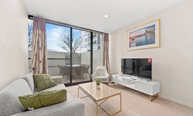 Lyneham Apartment | Spacious 3-Bedroom Apartment + Lifestyle Amenities
