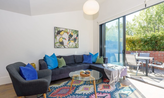 Carlton House | Spacious 3-bedroom deluxe Carlton townhouse. Free Parking. Pet Friendly.