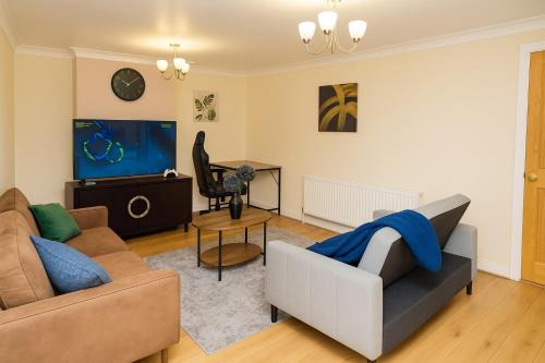 Sittingbourne Apartment | Spacious 3-Bedroom, Free parking, Garden, Pet Friendly, superfast Wi-Fi!