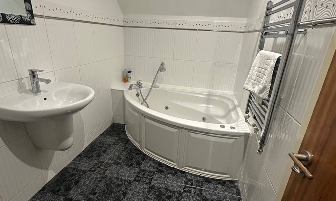 Southampton Apartment | Spacious 3 Bedroom with Parking