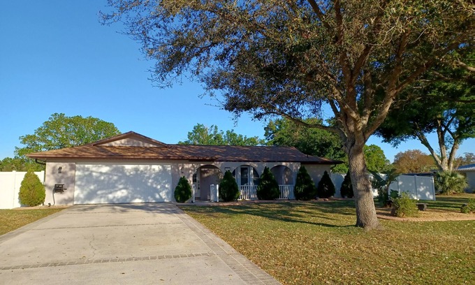 Highland House | Spacious 3-bedroom house with HOT TUB and MOVIE THEATRE 8 minutes from RACEWAY