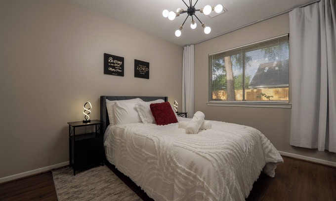 Barker House | Spacious 3-Bedroom Katy Home Sleeps 8. Perfect for Families & Business Travelers