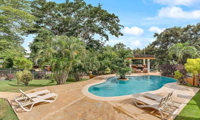 Tamarindo Apartment | Spacious 3-Bedroom Retreat with Pool, BBQ & Security – Walk to Tamarindo