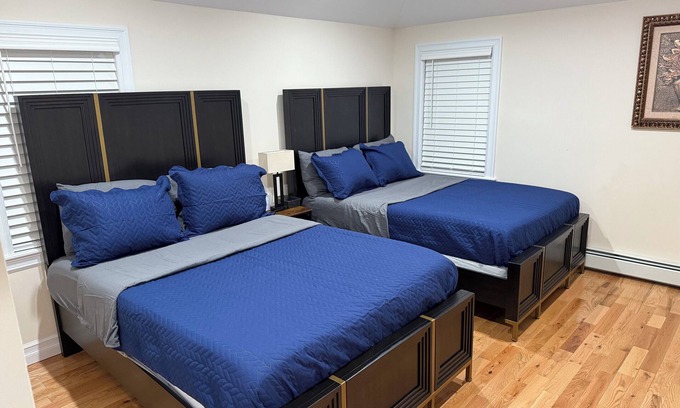 Queens Apartment | Spacious 3-bedroom unit, with WiFi, 2 bathroom full kitchen, dining area, 4 TVs