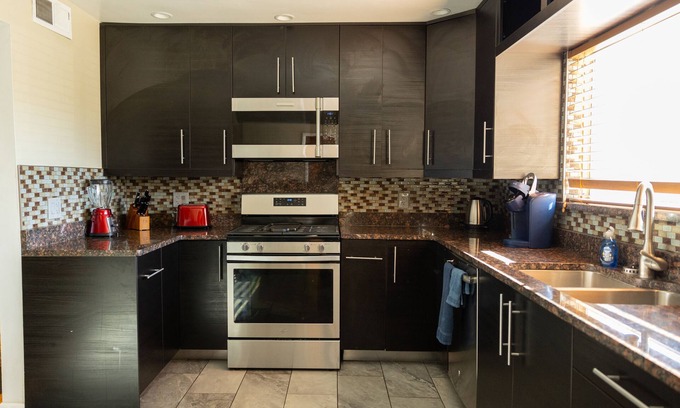 Highland Business Apartment | Spacious 3-bedroom with back yard, large kitchen, near Nob Hill/UNM/Uptown