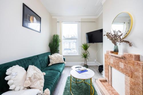 Walthamstow Apartment | Spacious 3 BR Near Walthamstow Station - 10 Min Walk