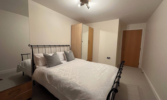 Havering Apartment | Spacious 3 Double Bed Apartment in heart of Romford, 5 mins from Elizabeth Line