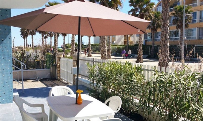 Marseillan Plage Apartment | Spacious 3-Room Flat with Two Terraces & Private Parking in Pedestrian Area
