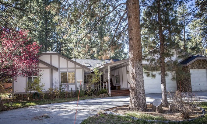 Summit Estates Apartment | Spacious 3b 2b Sleeps 8 Fenced Yard, WiFi, Walk to Snow Summit