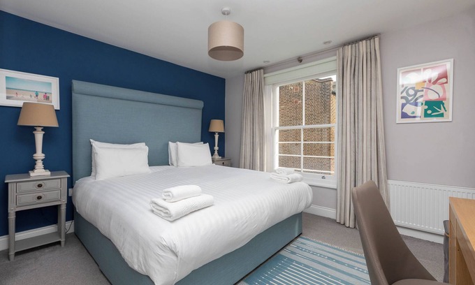 Colville Apartment | Spacious 3BD Flat with Balcony, Notting Hill