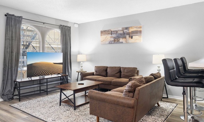 North University Apartment | Spacious 3BR/2BA next to UT 9686