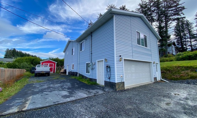 Kodiak House | Spacious 3BR/3BA - Contractor-Friendly Stay