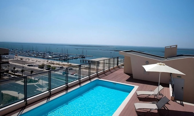 Olhao Hotel | Spacious 3BR Accommodation with Kitchen! Outdoor Swimming Pool, Pet-friendly!
