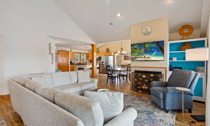 Bermuda Bay Condo | Spacious 3BR Condo: Pool, Gym & 5-Min Beach Drive