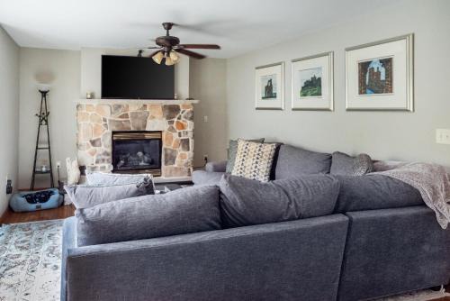 East Stroudsburg House | Spacious 3BR Home with BBQ in Gated Penn Estates