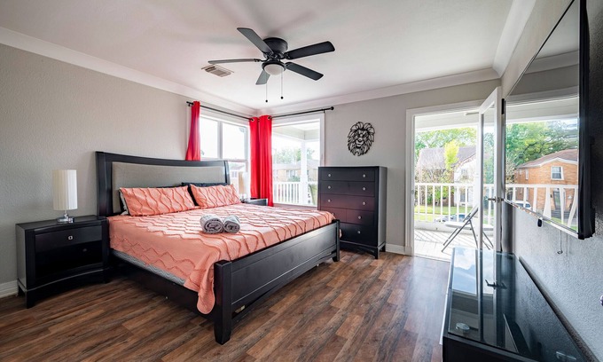 South Central Houston House | Spacious 3BR Home w/Parking Minutes from Downtown Houston