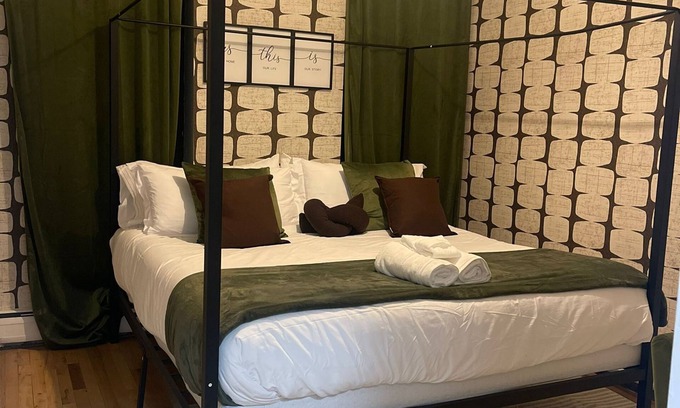 Hoboken Apartment | Spacious 3BR King Bed, 10mins to Train and 20mins to EWR