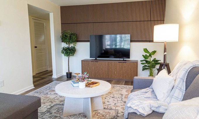 Alexandria West Condo | Spacious 3BR Near DC & Old Town w/Free Parking