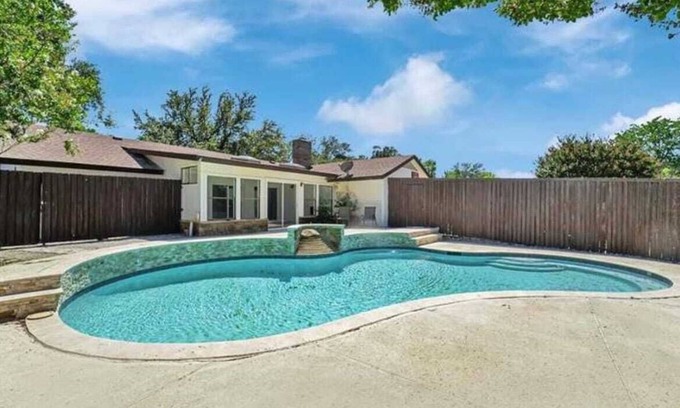 Richardson House | Spacious 3BR Oasis | Pool, Fire Pit & Family Fun