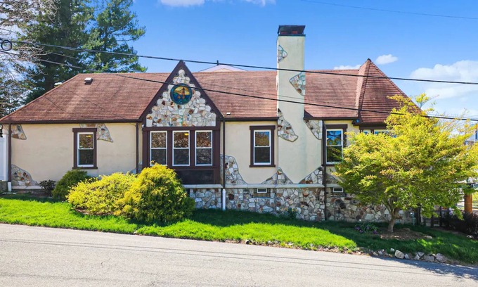 Larchmont House | Spacious 3BR Private Home * Direct Water View