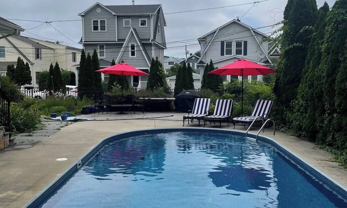 Milford House | Spacious 3BR w/pool and a min from Gulf beach in Milford CT
