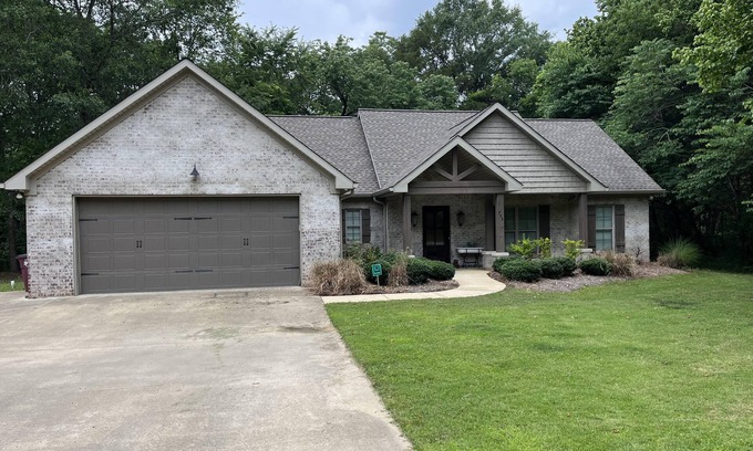 Starkville House | Spacious 3BR with 3 full bath on 1 acre approx 1.3 miles to Davis Wade!
