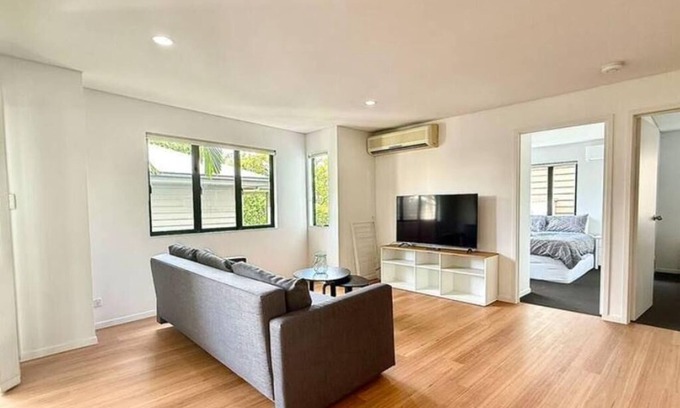 Kangaroo Point Apartment | Spacious 3BRStay | 2 Baths | Free Onsite Parking