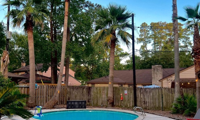 Ponderosa Forest House | Spacious 4 bdr house, private pool, close to hwy!