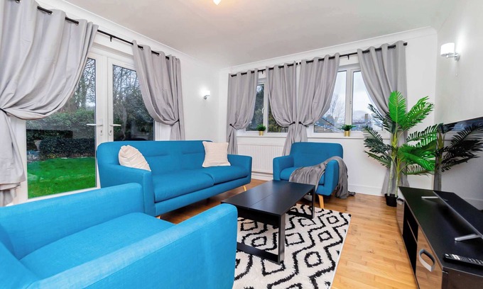 Willen House | Spacious 4 Bed House w Parking in Milton Keynes